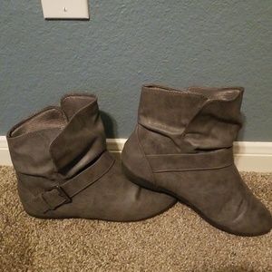 WIDE-Grey booties